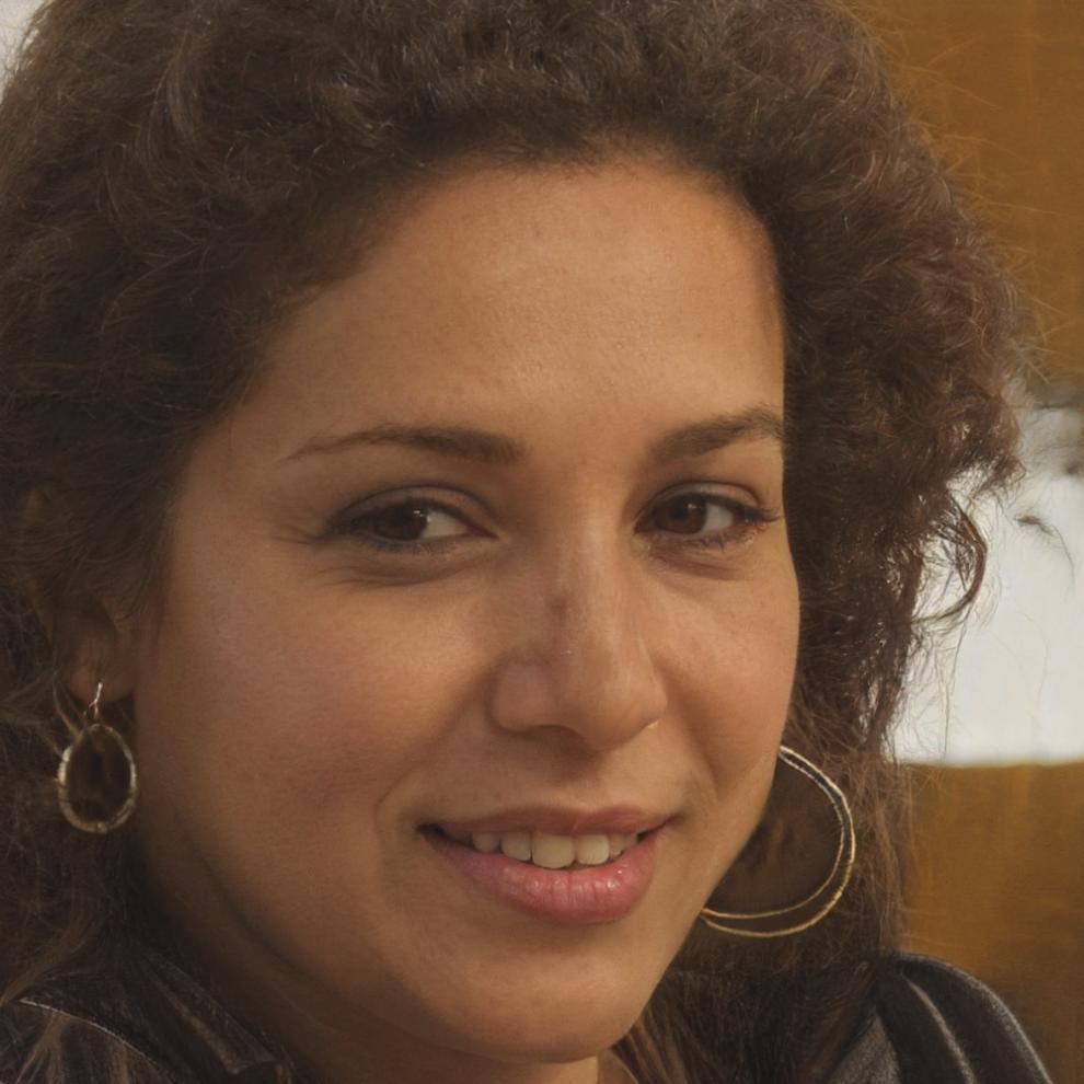 Carmen Delgado, directora de estrategia financiera, en su oficina analizando datos